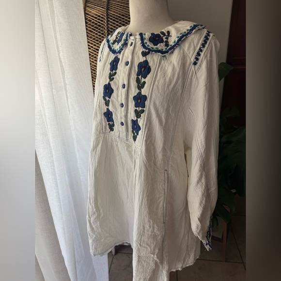 Free People Embroidered White and Blue‎ Women's dress top